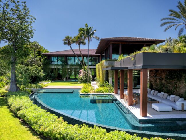 The Art of Bespoke Aquatic Architecture: A Guide to Custom Residential Pool Builders in Florida